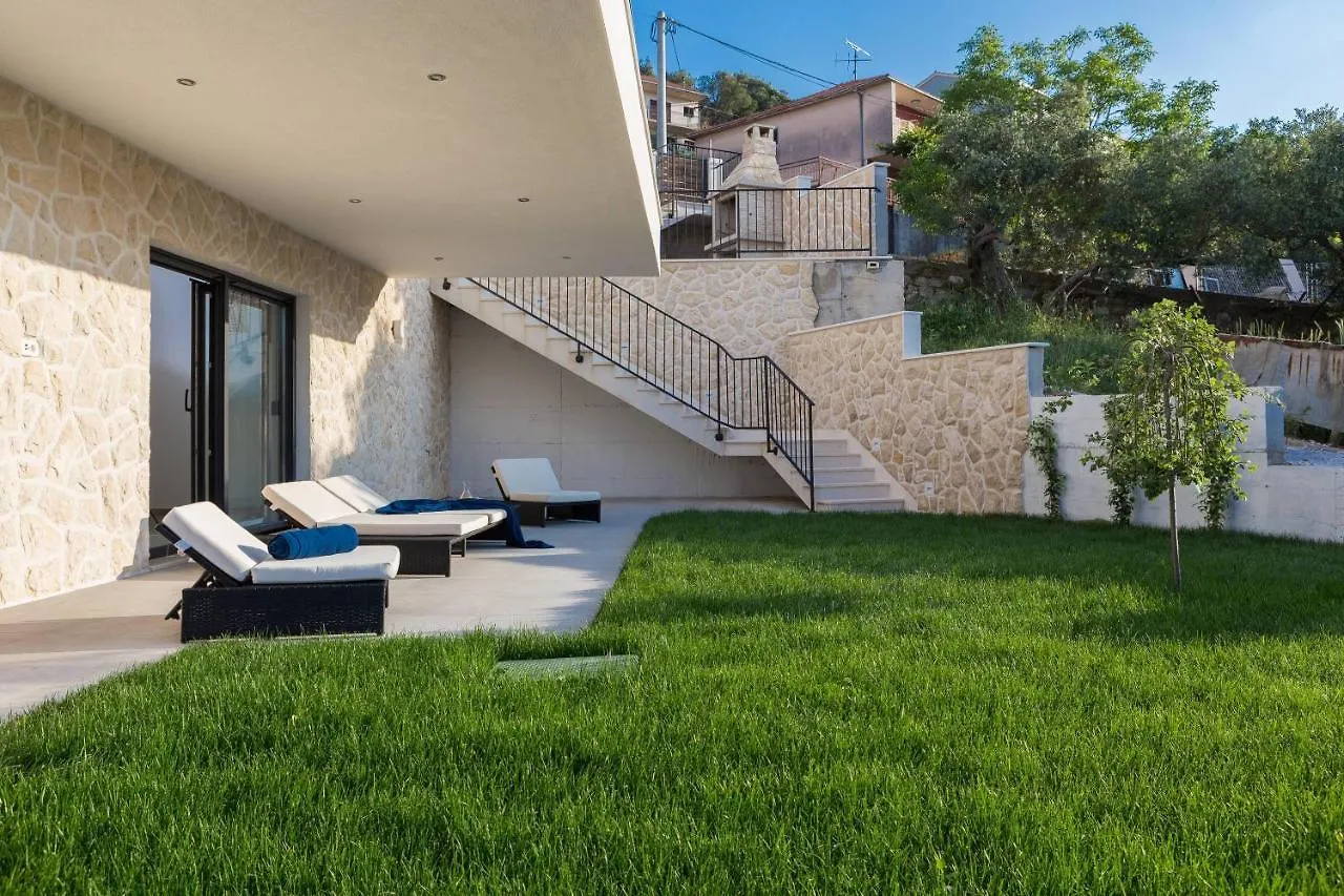 Villa Salt - 10 People, Heated Pool, Trogir, Near Beach & Split Airport