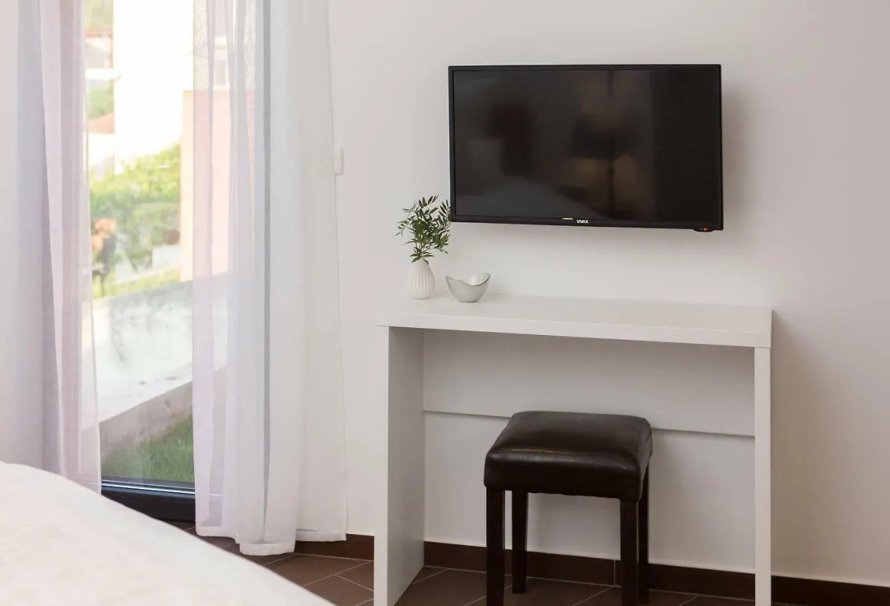 Villa Salt - 10 People, Heated Pool, Trogir, Near Beach & Split Airport