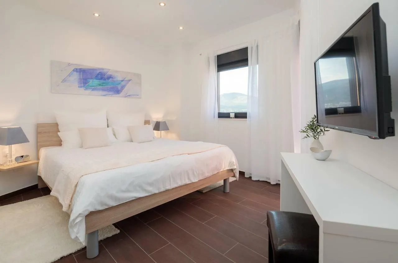 Villa Salt - 10 People, Heated Pool, Trogir, Near Beach & Split Airport  Τρογκίρ