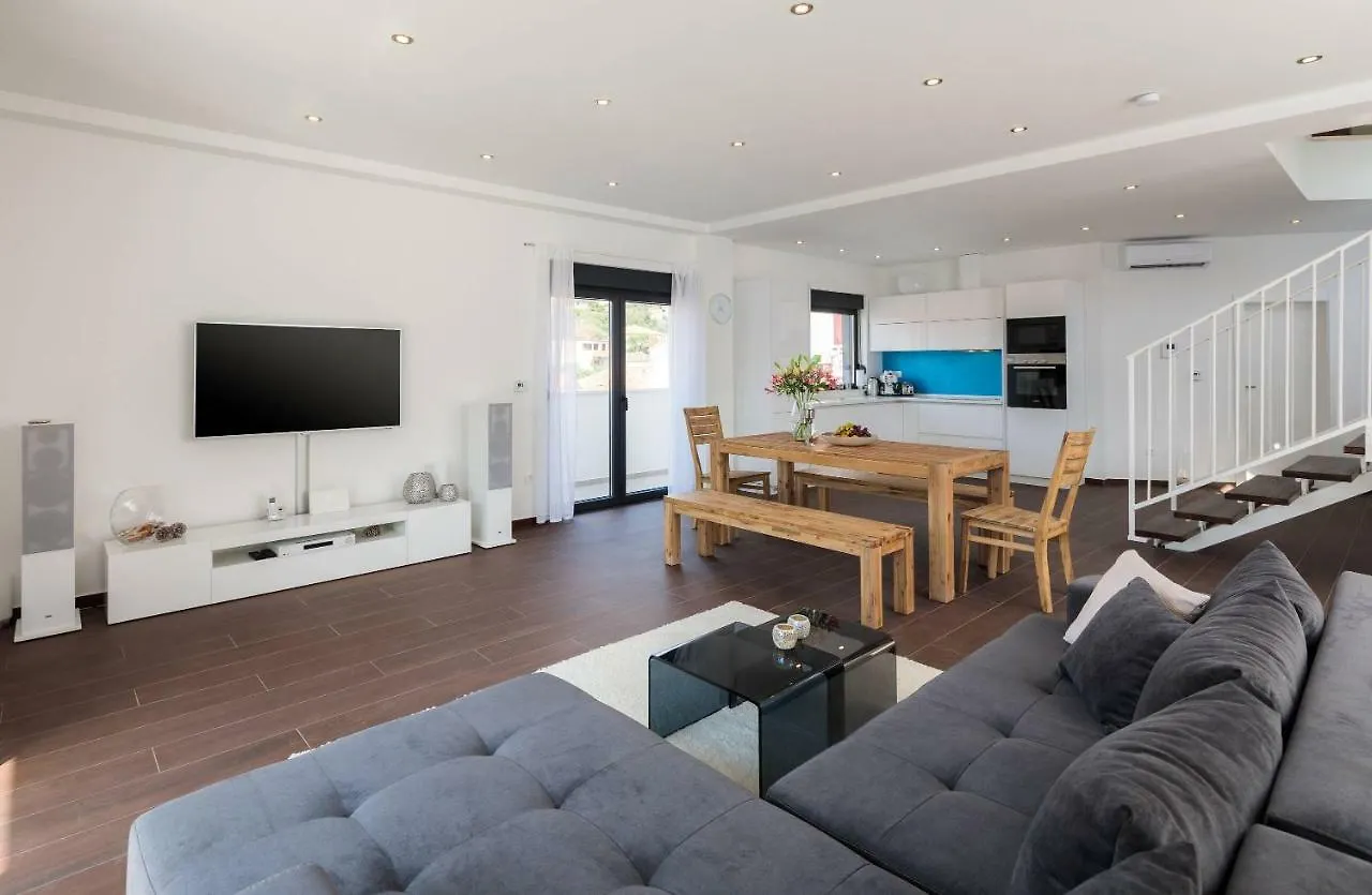 Villa Salt - 10 People, Heated Pool, Trogir, Near Beach & Split Airport Τρογκίρ