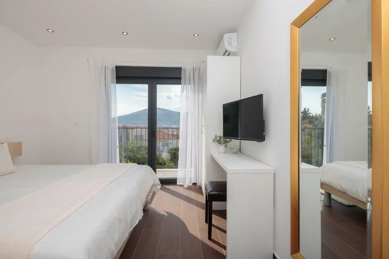 Villa Salt - 10 People, Heated Pool, Trogir, Near Beach & Split Airport