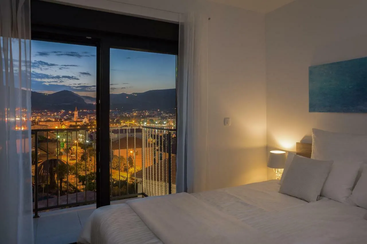 Villa Salt - 10 People, Heated Pool, Trogir, Near Beach & Split Airport