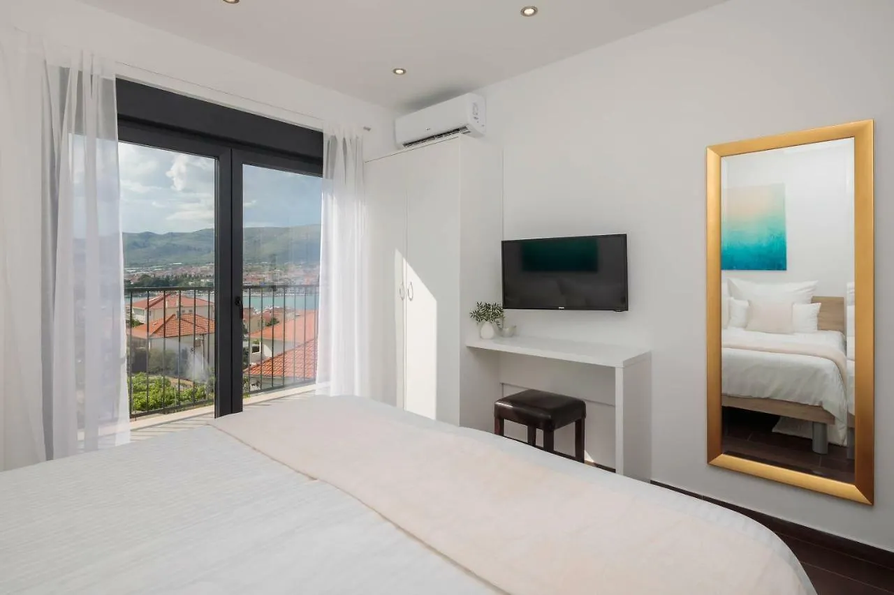 Villa Salt - 10 People, Heated Pool, Trogir, Near Beach & Split Airport 0*, Trogir