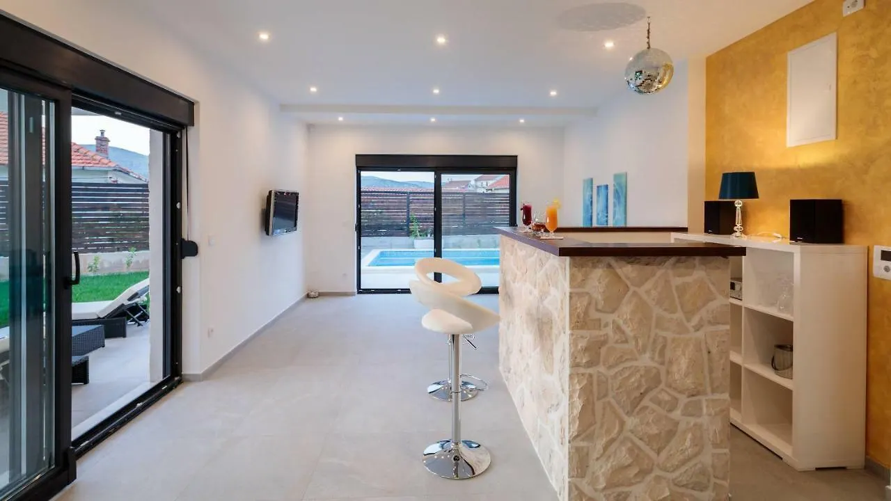 Villa Salt - 10 People, Heated Pool, Trogir, Near Beach & Split Airport