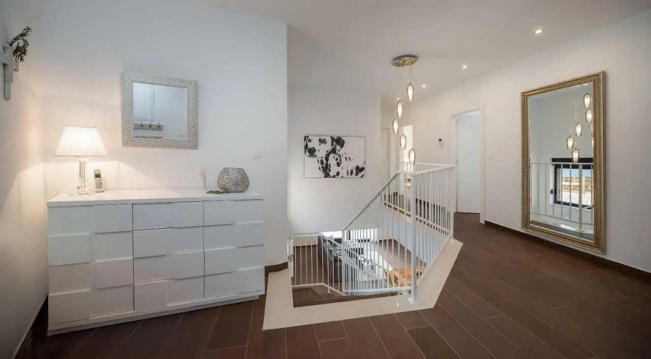 Villa Salt - 10 People, Heated Pool, Trogir, Near Beach & Split Airport
